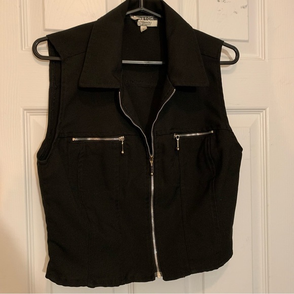 Le Chateau Black Vest with Sleeveless Design and Full-Length Zipper - Picture 2 of 4